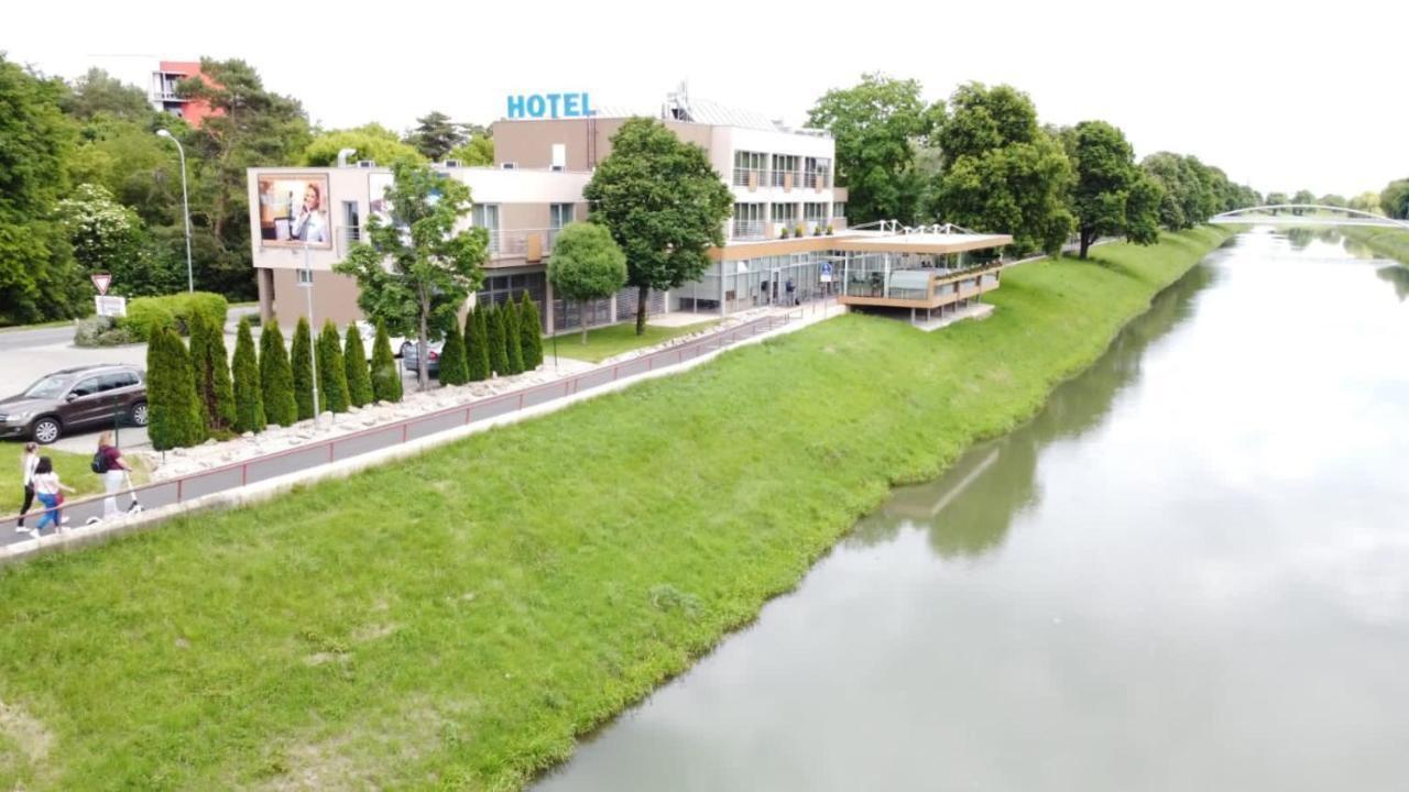 Hotel River ニトラ エクステリア 写真