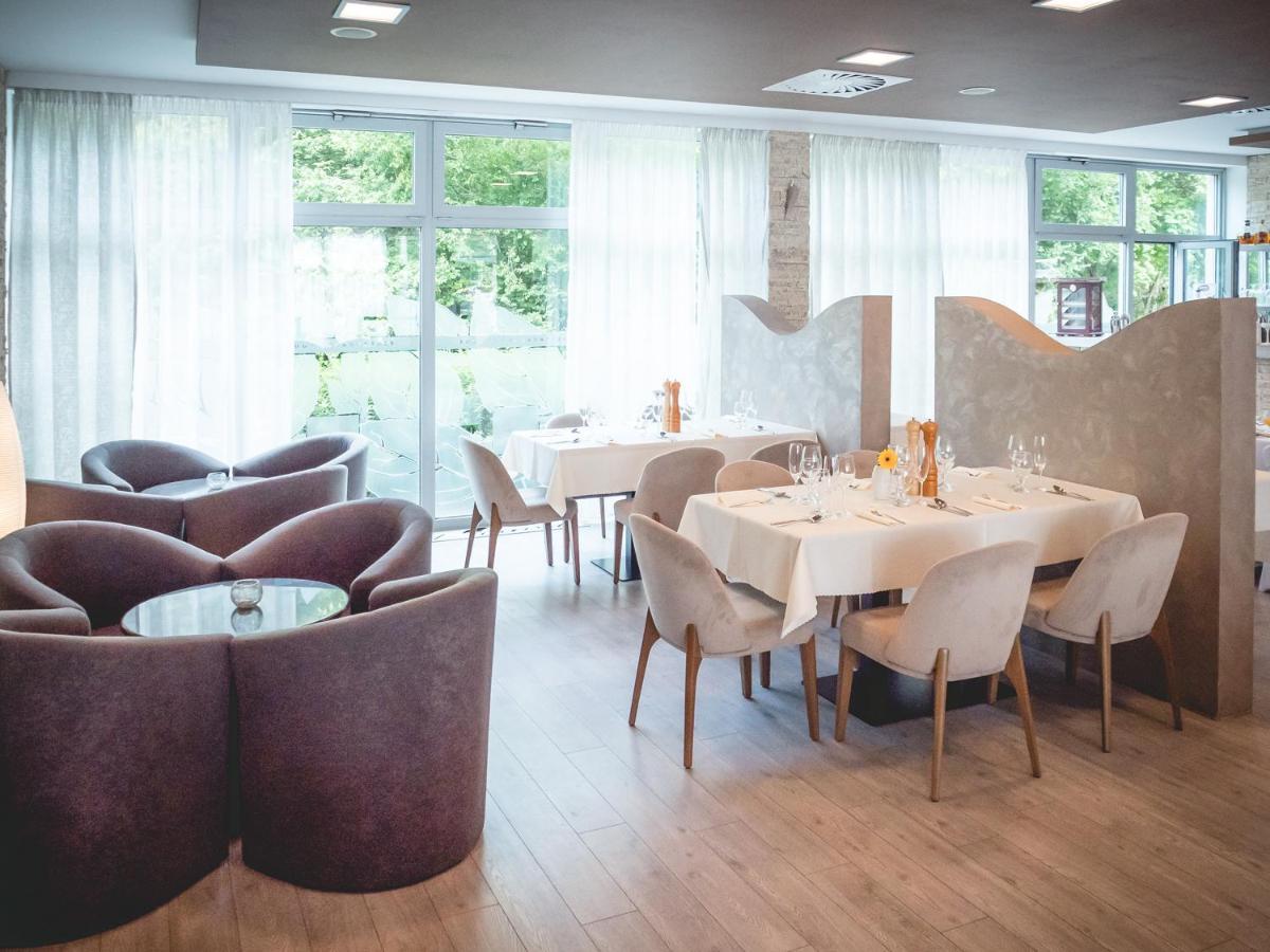Hotel River ニトラ エクステリア 写真