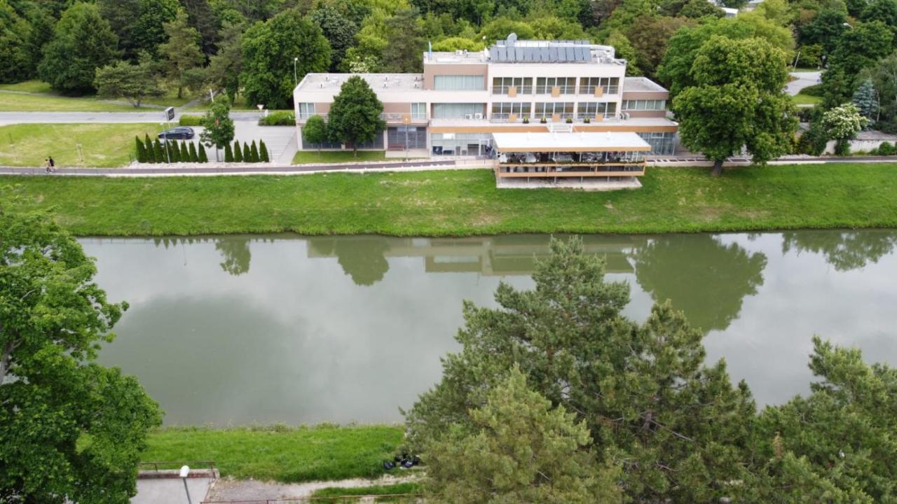 Hotel River ニトラ エクステリア 写真