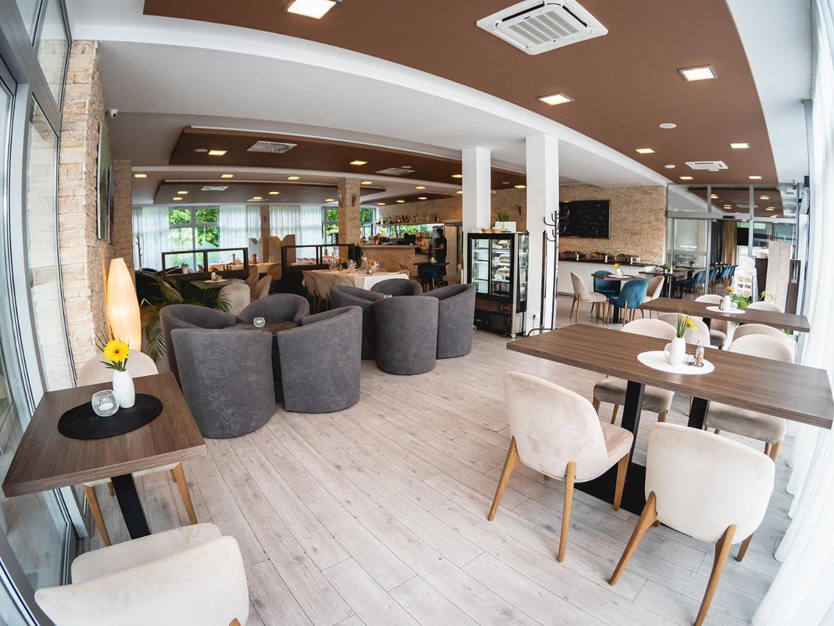 Hotel River ニトラ エクステリア 写真